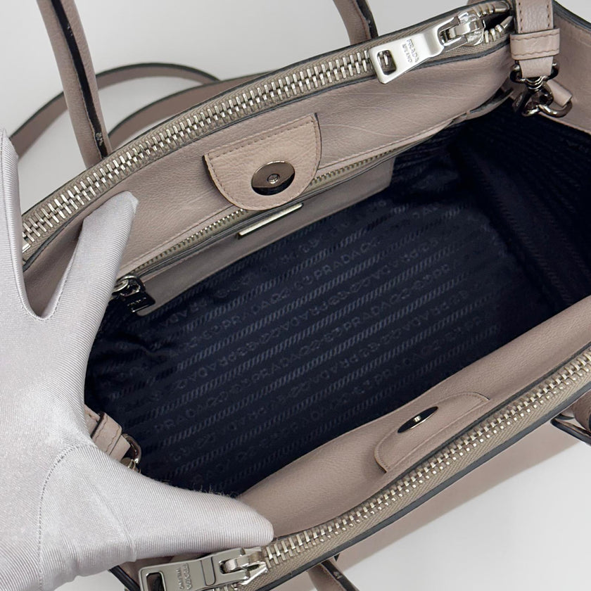 Prada borsa Twin Tote in Pelle Tortora con borchie