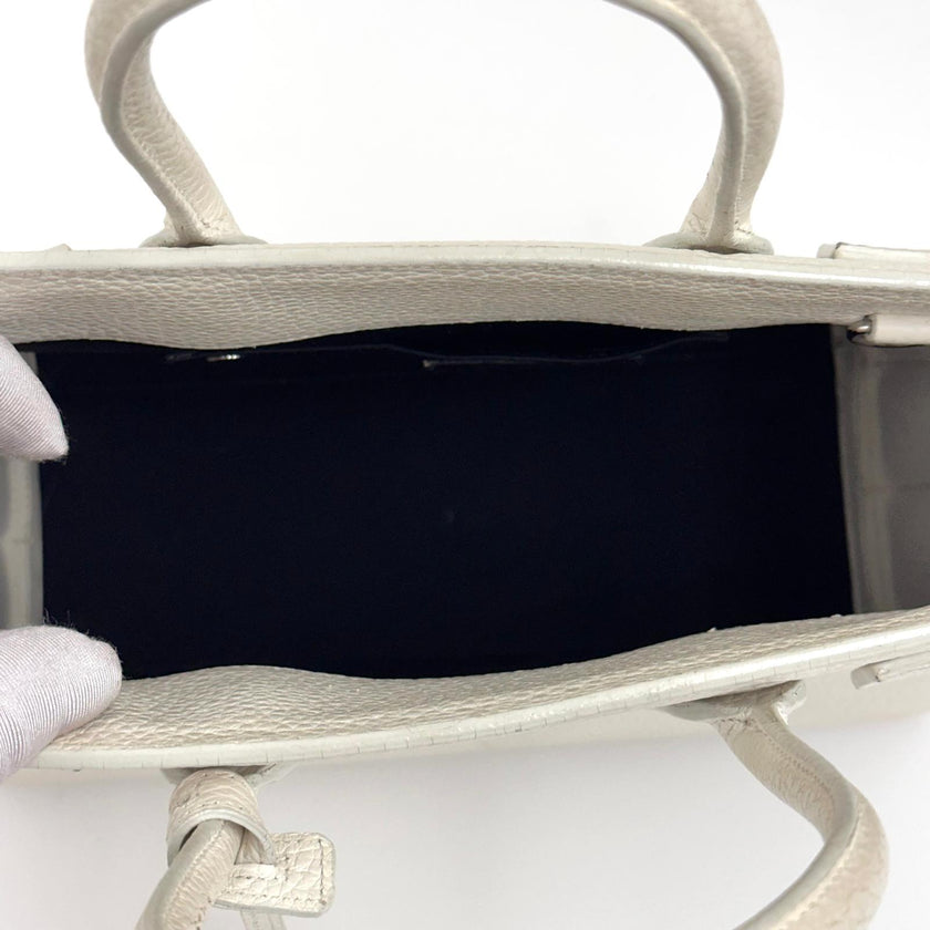 Saint Laurent Borsa Sac de Jour Baby in pelle martellata bianca