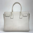 Saint Laurent Borsa Sac de Jour Baby in pelle martellata bianca