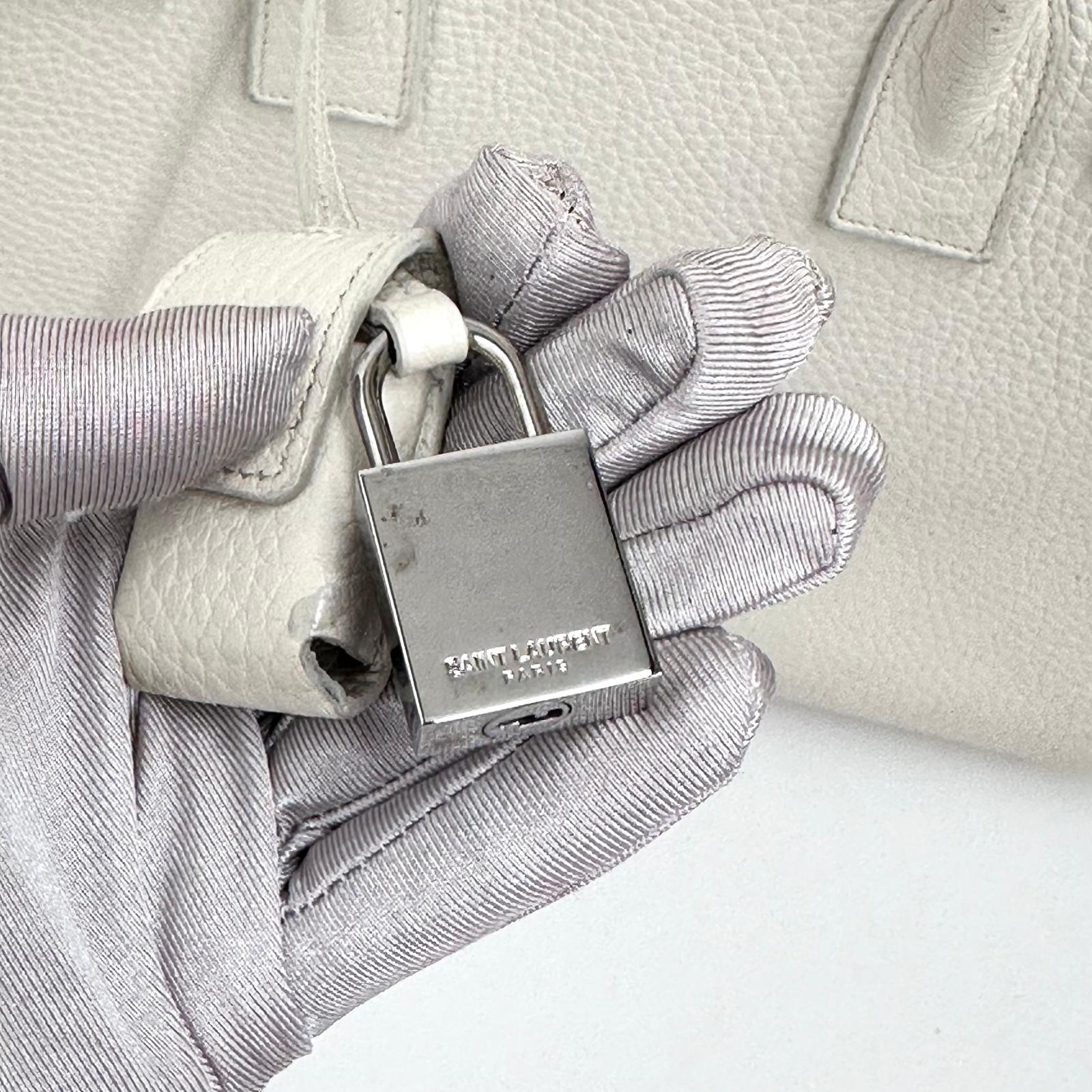 Saint Laurent Borsa Sac de Jour Baby in pelle martellata bianca