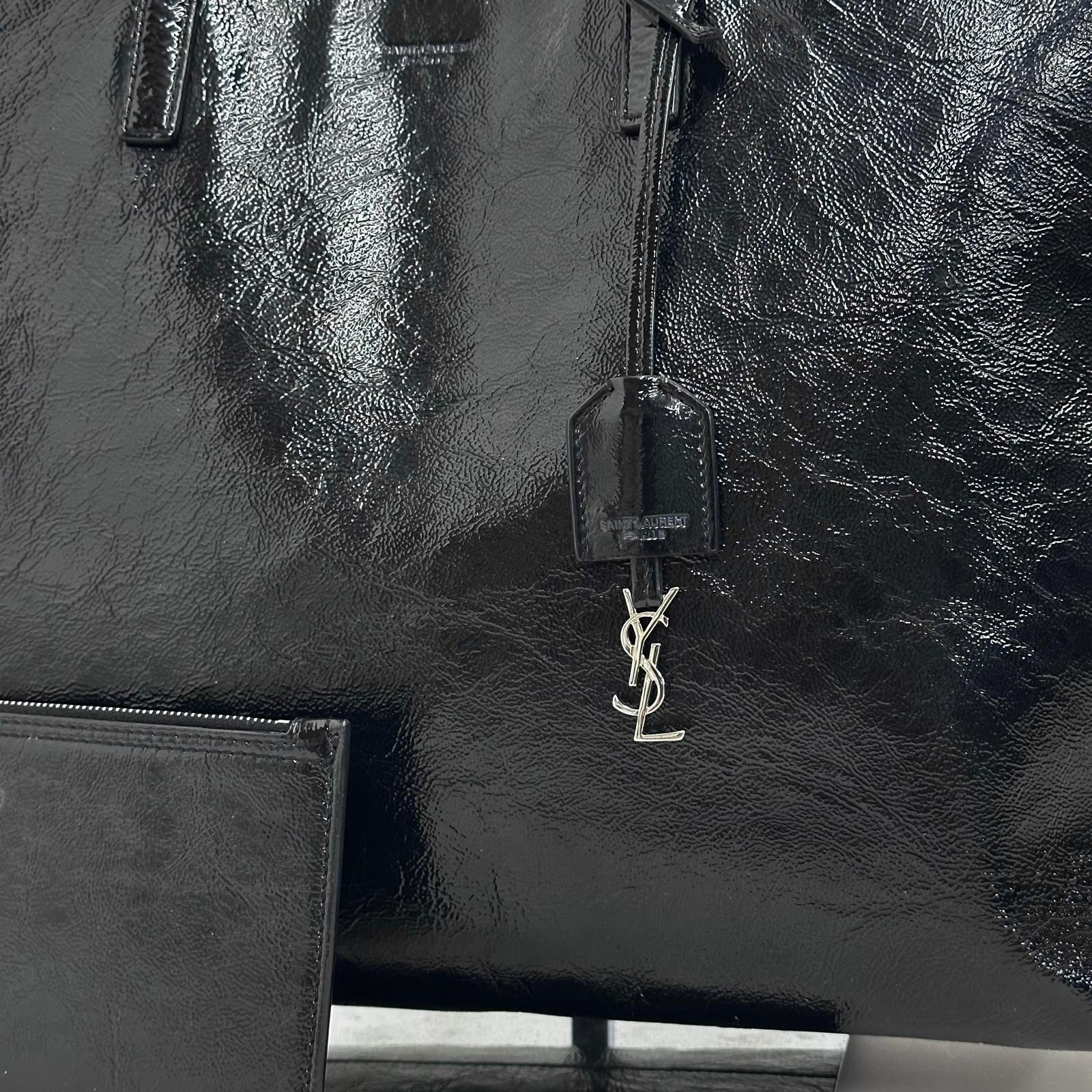 Saint Laurent Borsa a Spalla Shopping Tote in Pelle Verniciata Nera