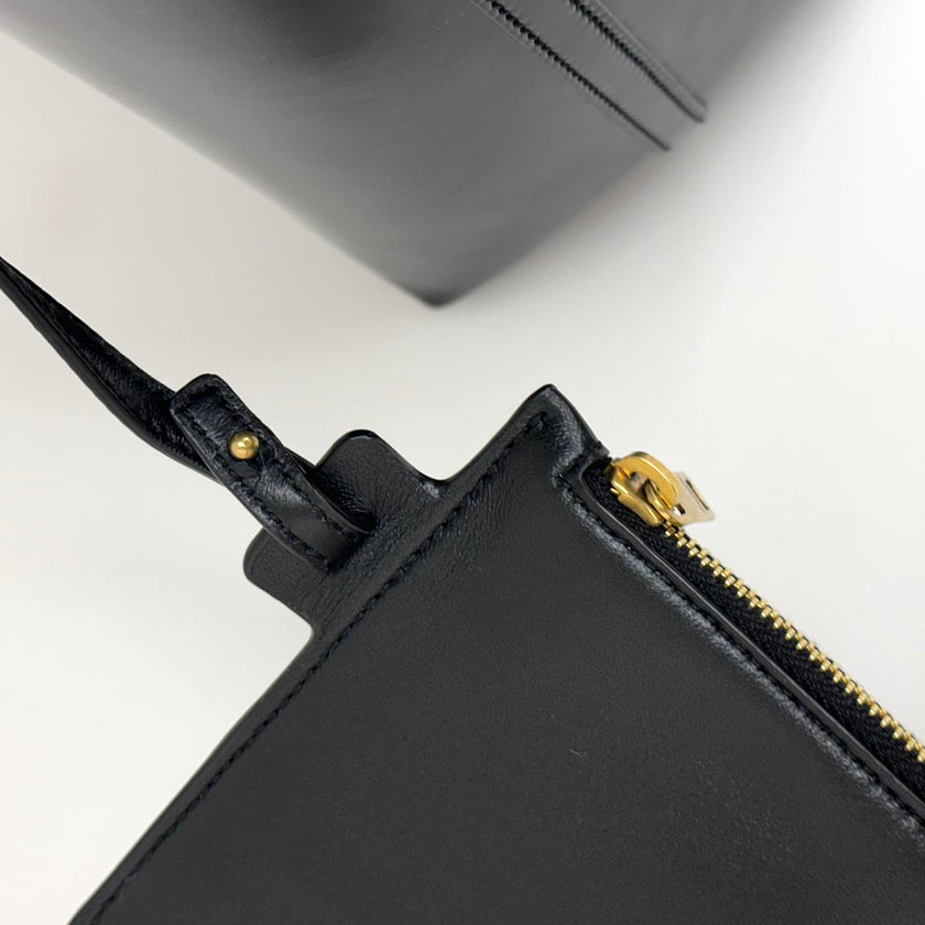 Saint Laurent Sac Hobo in pelle verniciata nera