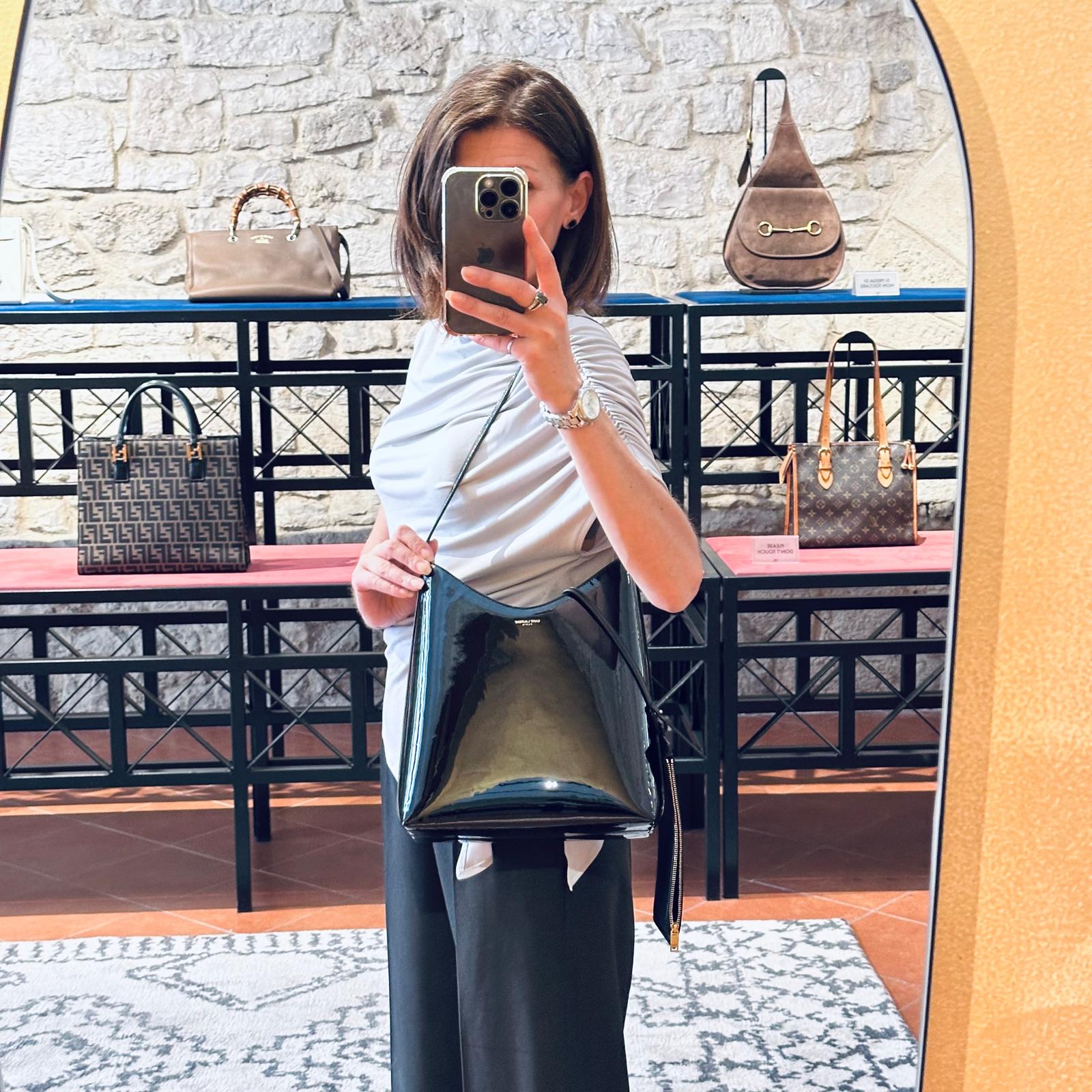 Saint Laurent Sac Hobo in pelle verniciata nera
