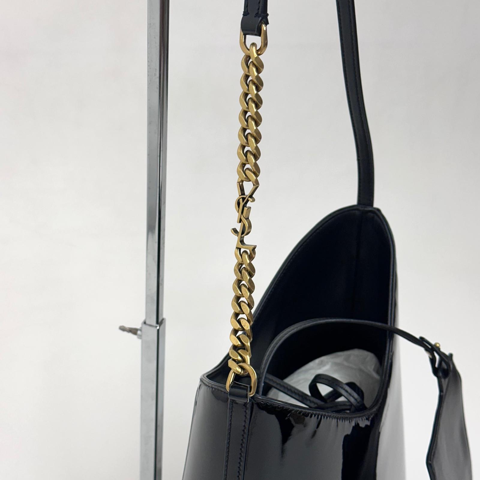 Saint Laurent Sac Hobo in pelle verniciata nera