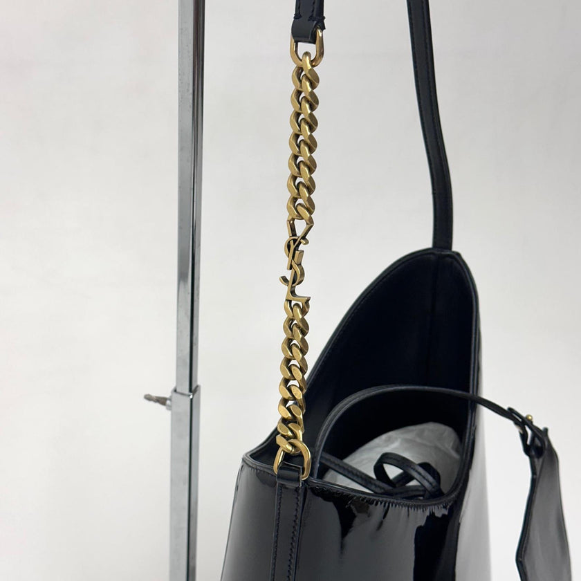 Saint Laurent Sac Hobo in pelle verniciata nera