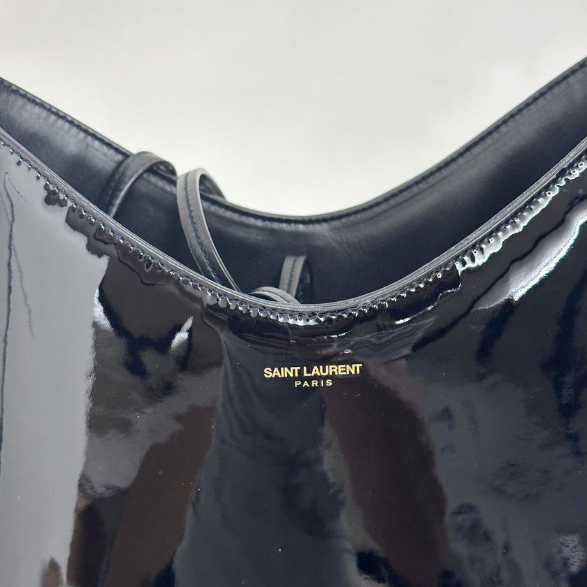Saint Laurent Sac Hobo in pelle verniciata nera