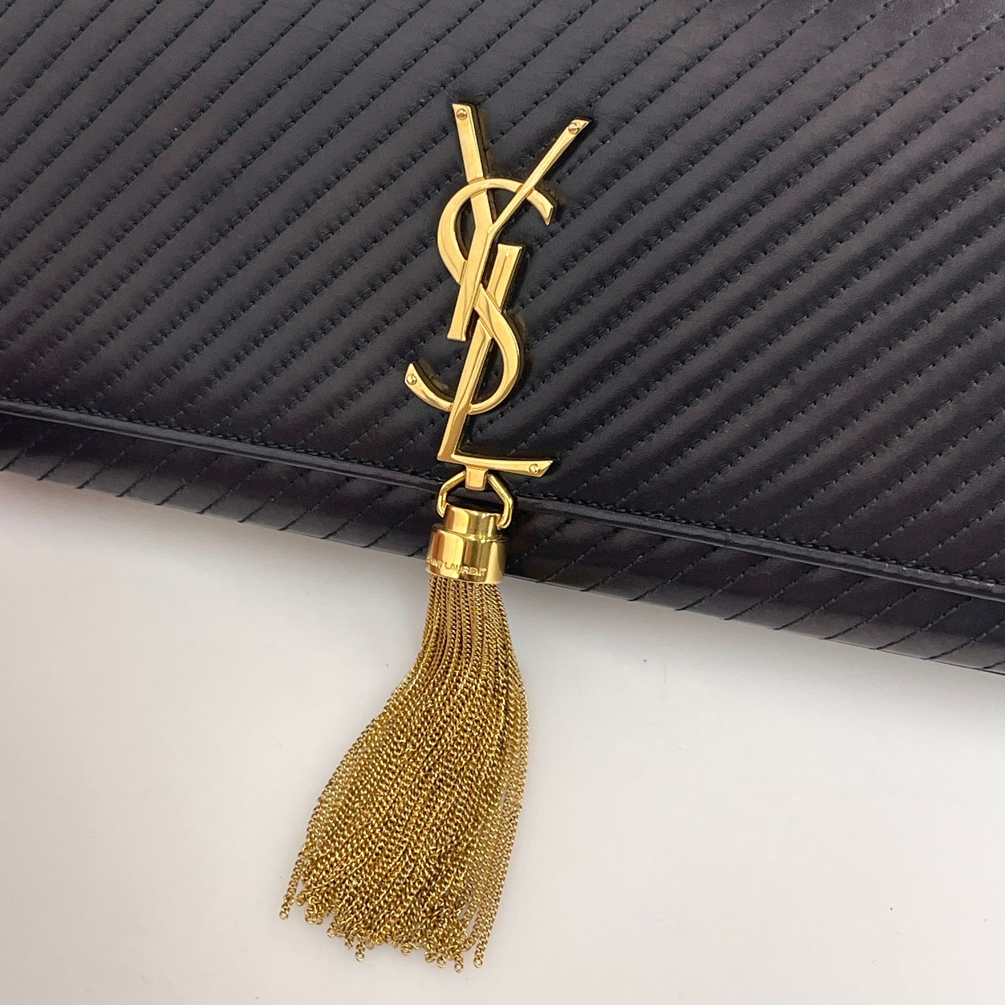 Saint Laurent borsa Pochette Kate Monogram in pelle nera con frangia