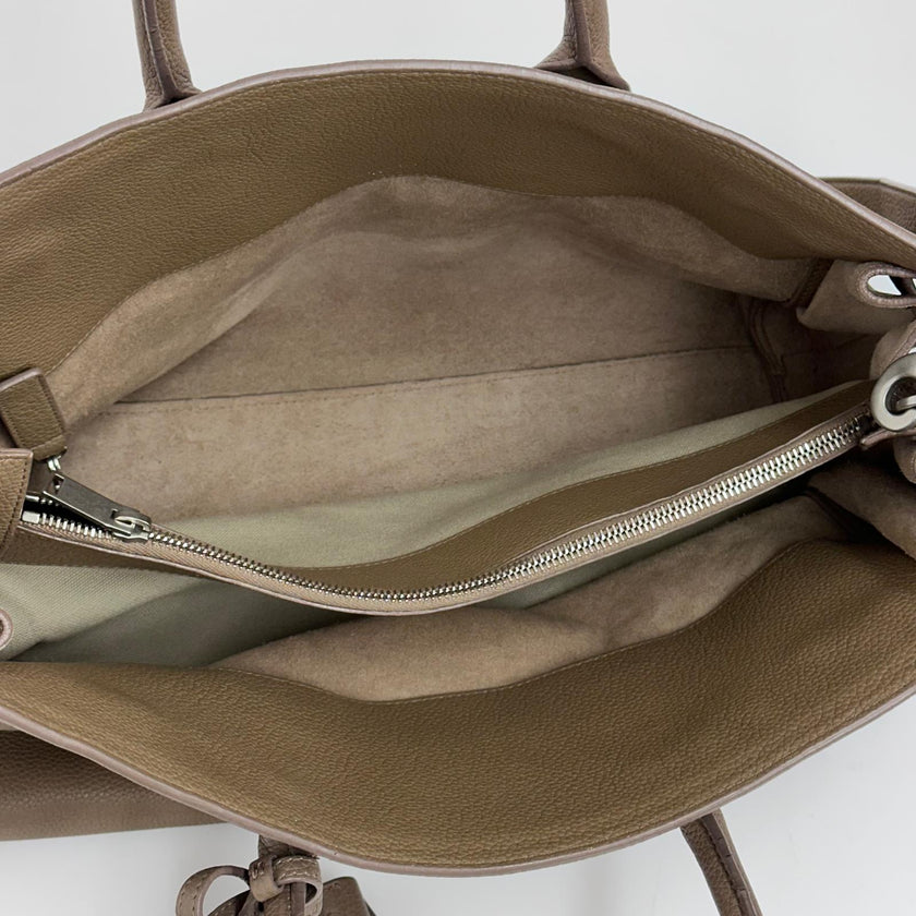 Saint Laurent borsa Sac de Jour Maxi in pelle martellata marrone