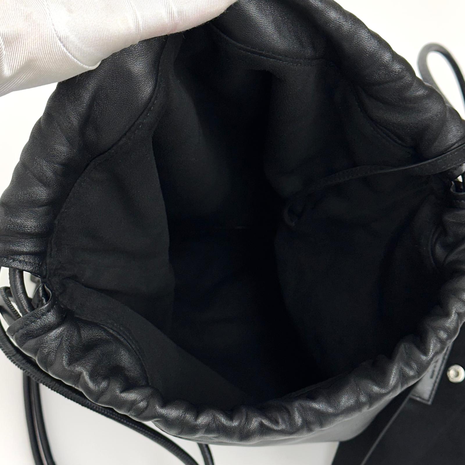 Saint Laurent borsa zaino unisex in pelle nera con pouch in camoscio