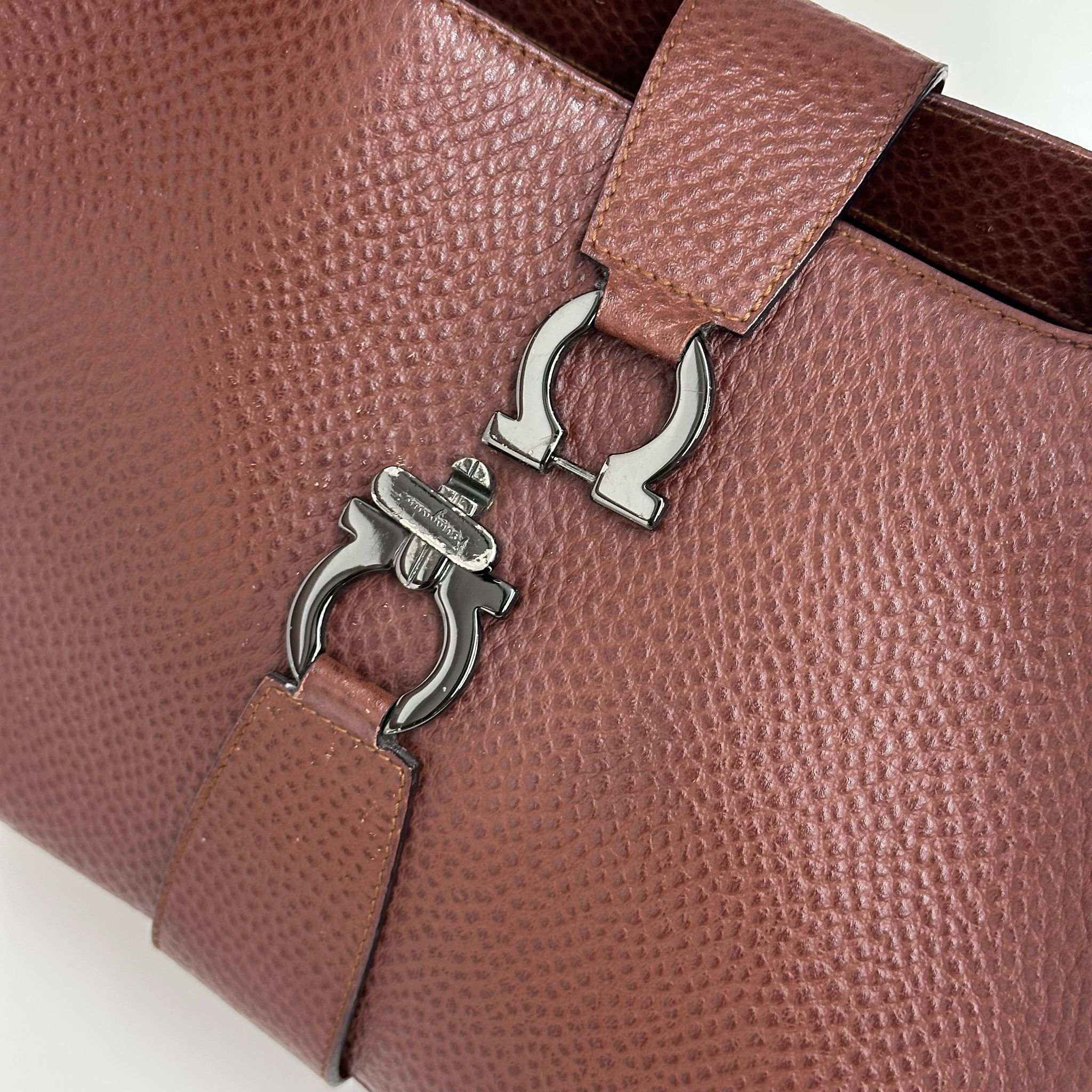Salvatore Ferragamo Borsa a spalla Gancini Hobo Pelle Martellata Marrone