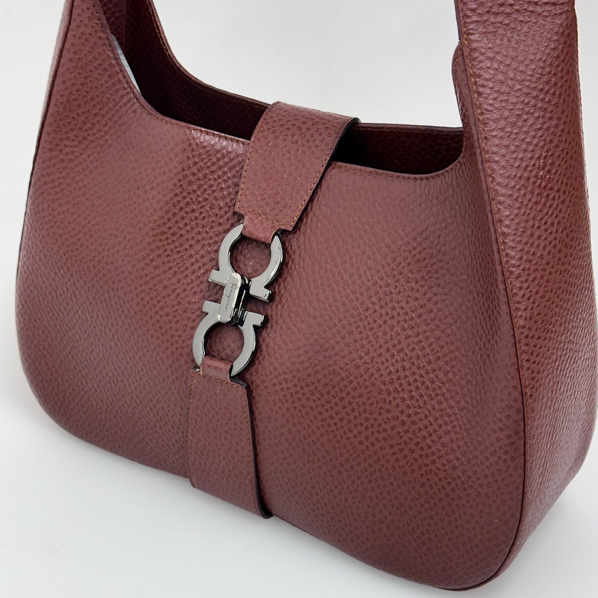 Salvatore Ferragamo Borsa a spalla Gancini Hobo Pelle Martellata Marrone