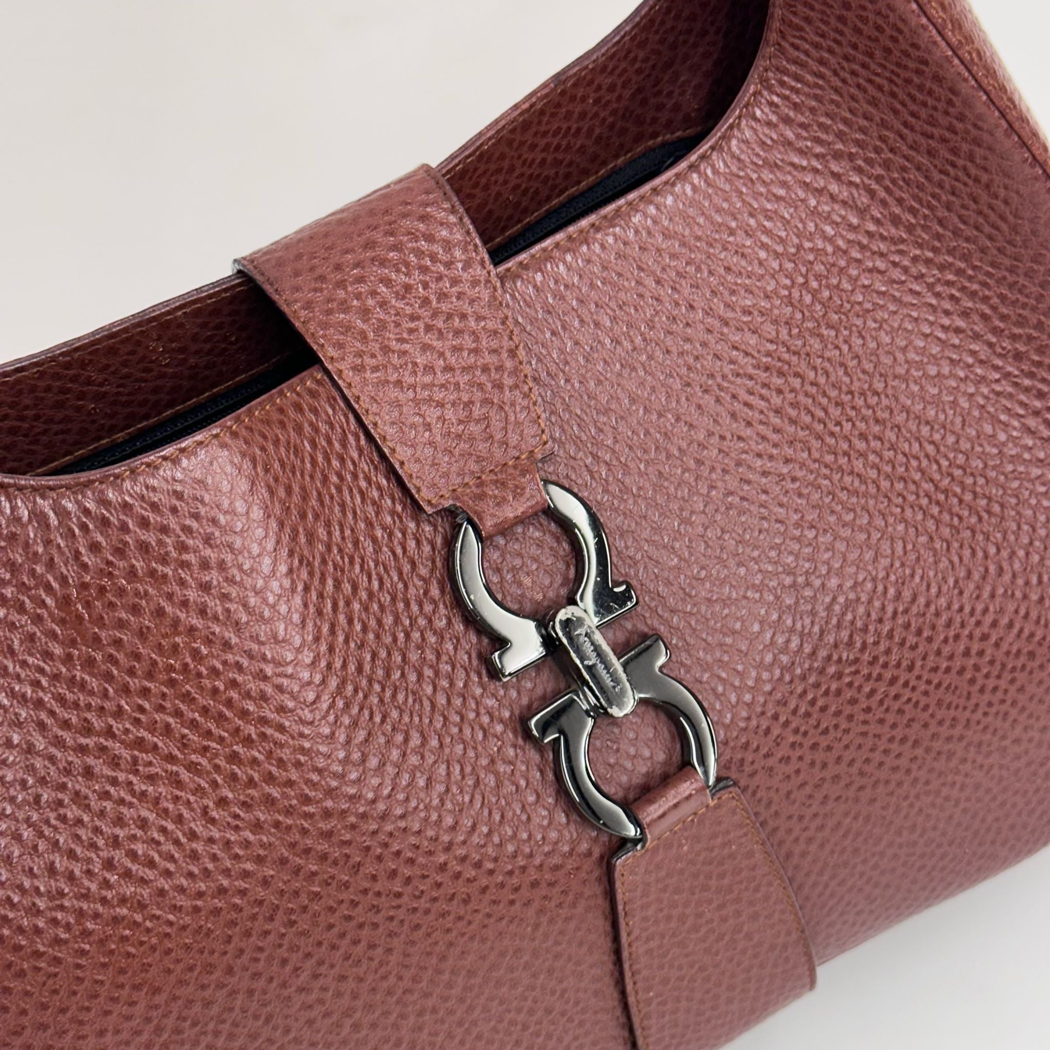 Salvatore Ferragamo Borsa a spalla Gancini Hobo Pelle Martellata Marrone