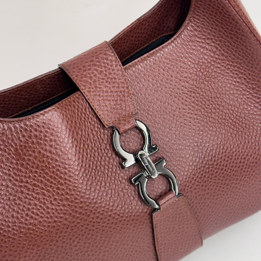 Salvatore Ferragamo Borsa a spalla Gancini Hobo Pelle Martellata Marrone