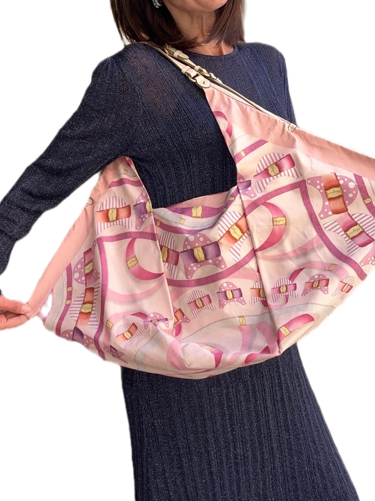 Salvatore Ferragamo Borsa a spalla shopper in seta stampa Vara rosa