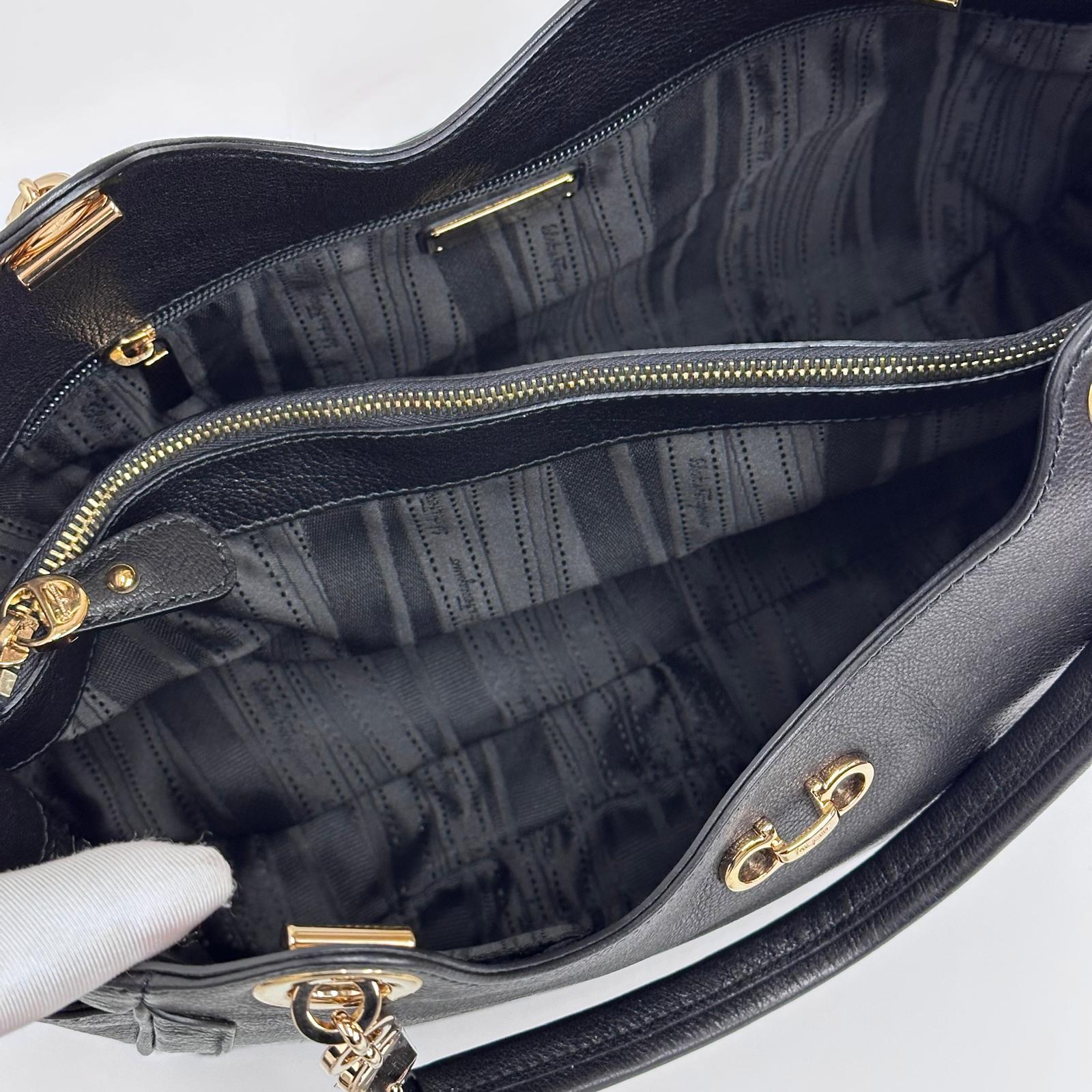 Salvatore Ferragamo borsa a spalla Hobo Gancini Betulla in pelle nera