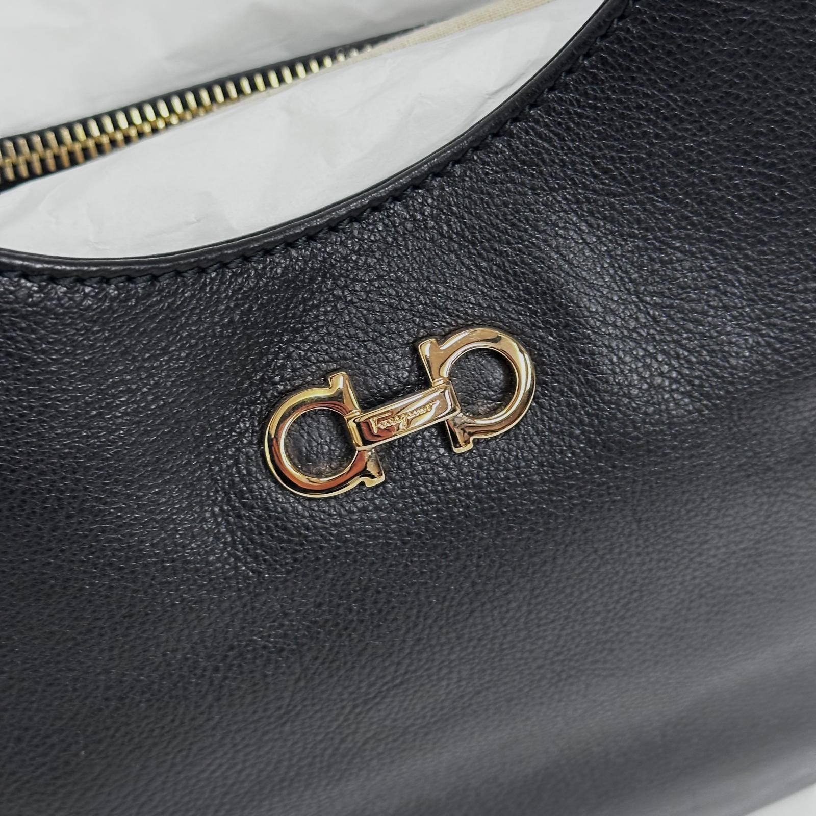 Salvatore Ferragamo borsa a spalla Hobo Gancini Betulla in pelle nera