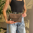 Borsa Stella McCartney Falabella Crossbody in Ecopelle Marrone con Catena Argentata