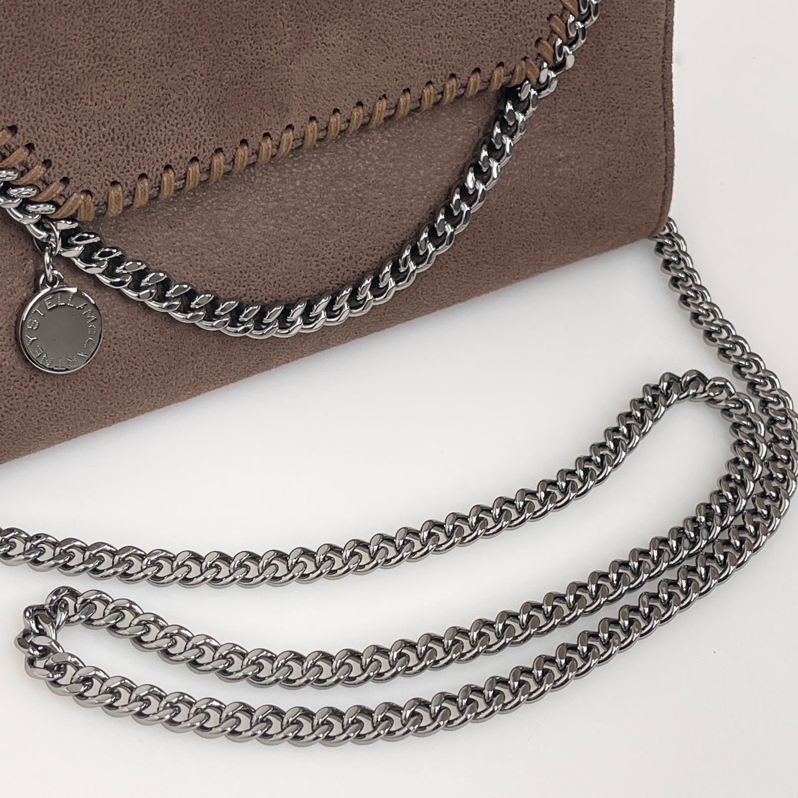Borsa Stella McCartney Falabella Crossbody in Ecopelle Marrone con Catena Argentata