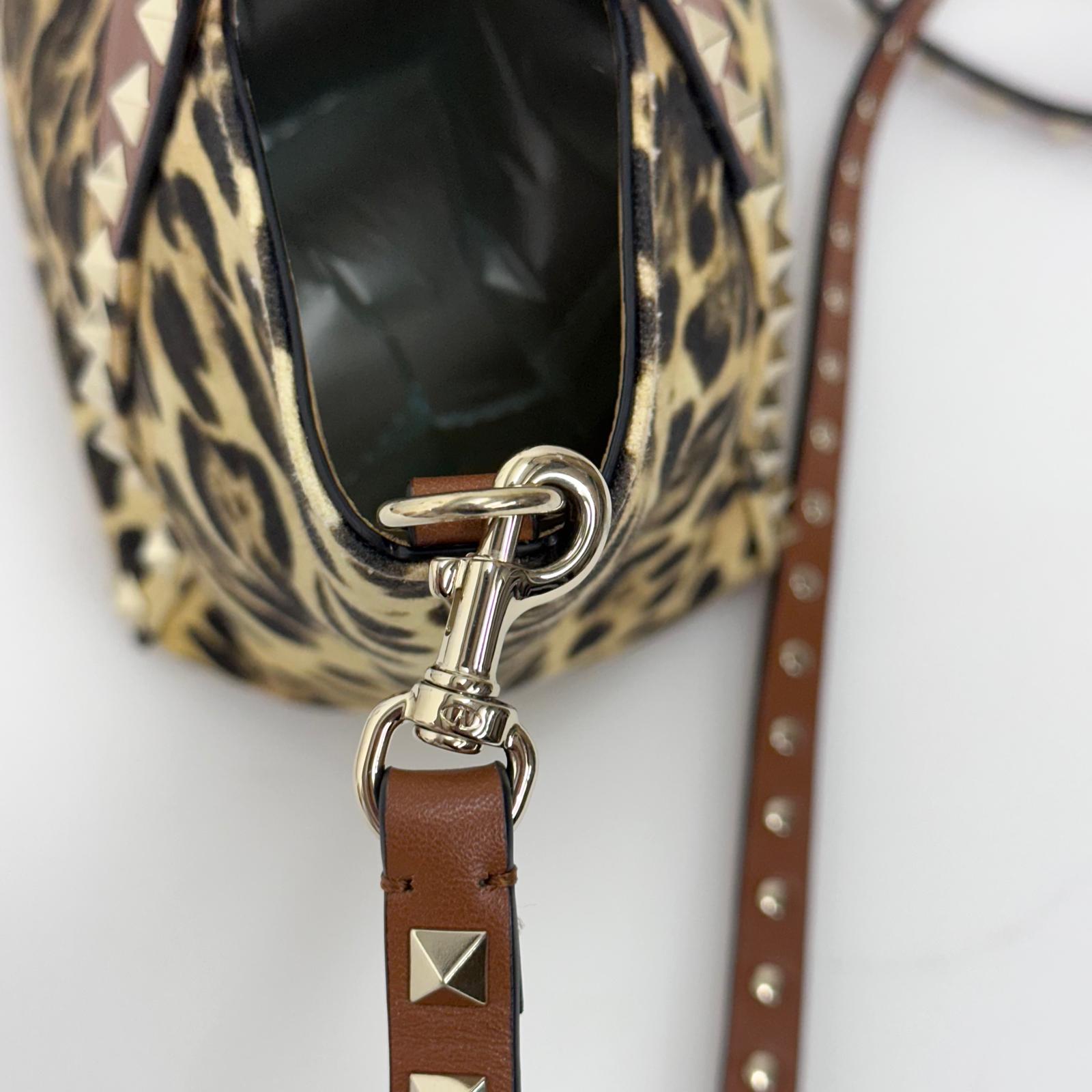 Valentino Garavani Borsa Rockstud Medium Leopard Canvas e Pelle con Tracolla