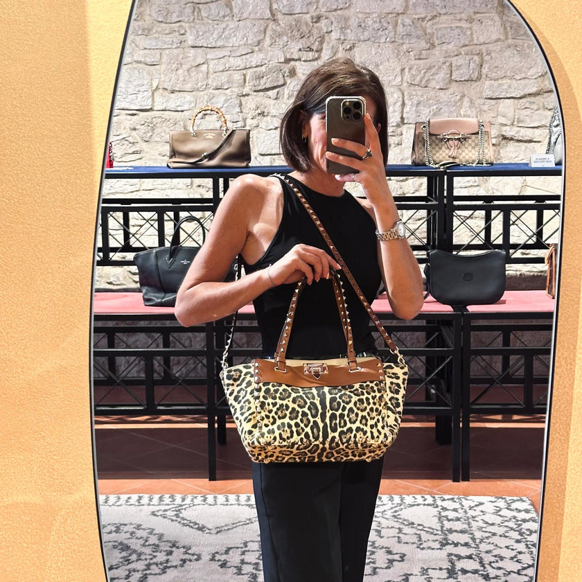 Valentino Garavani Borsa Rockstud Medium Leopard Canvas e Pelle con Tracolla