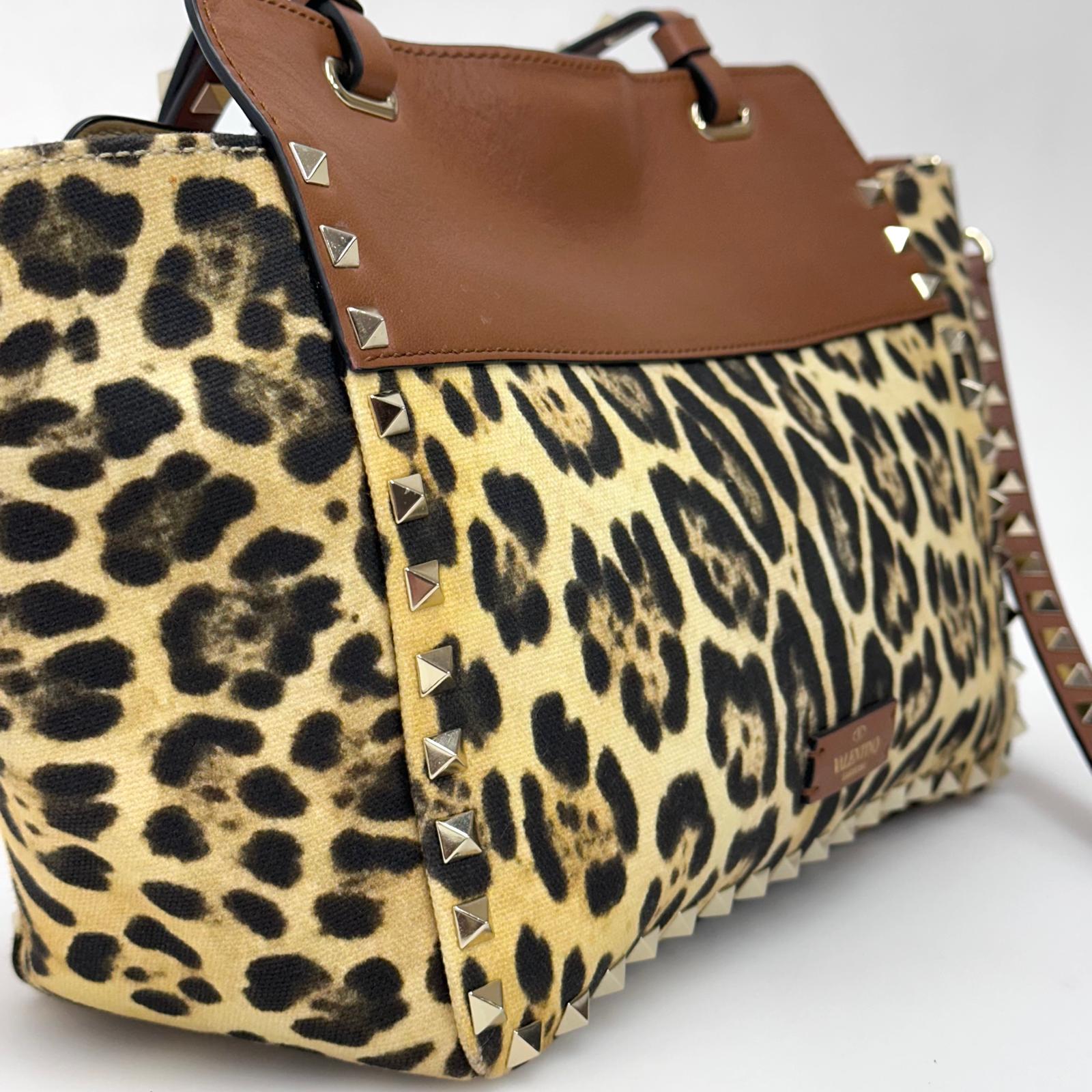Valentino Garavani Borsa Rockstud Medium Leopard Canvas e Pelle con Tracolla