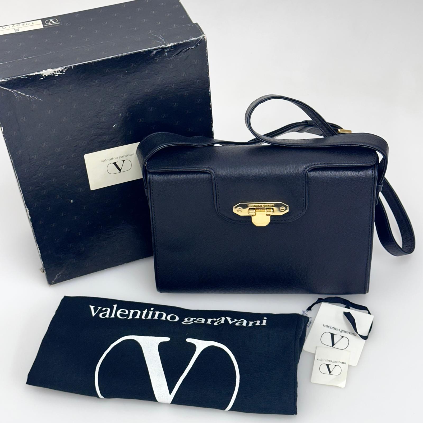 Valentino Garavani Borsa Vintage a Spalla in Pelle Nera e oro