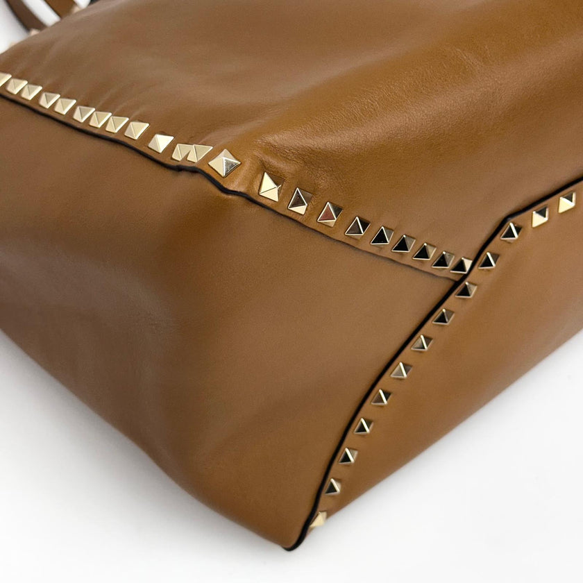 Valentino Rockstud Shopping Bag in Pelle Biscotto con Borchie