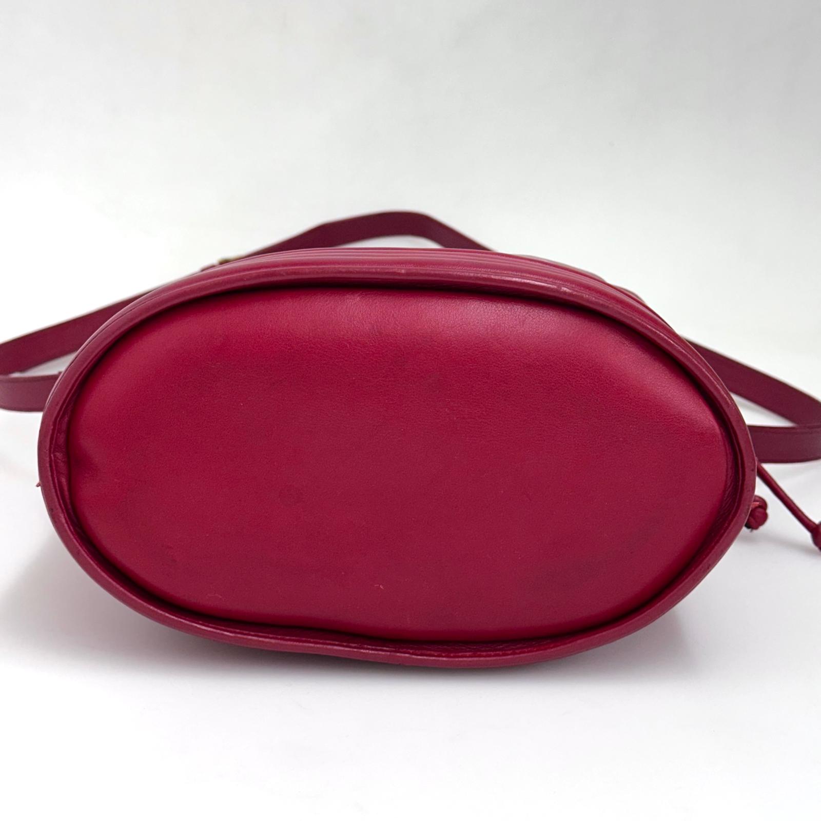Yves Saint Laurent Borsa Secchiello Vintage in Pelle Rossa con Medaglione Dorato