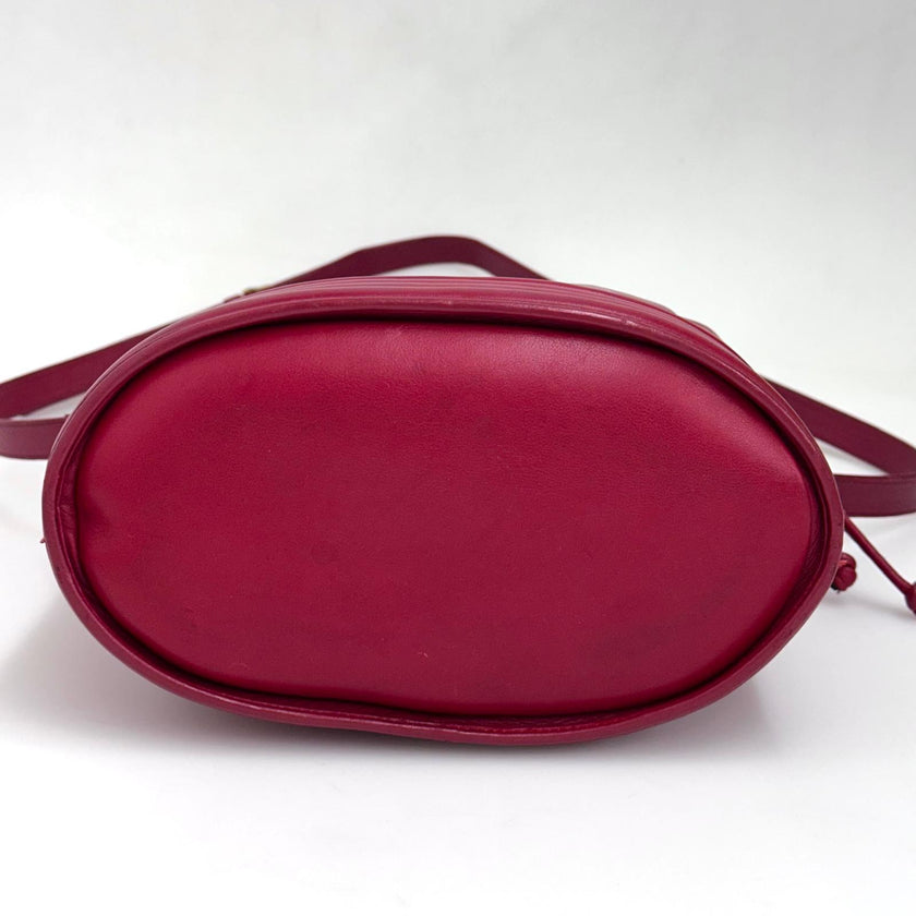 Yves Saint Laurent Borsa Secchiello Vintage in Pelle Rossa con Medaglione Dorato