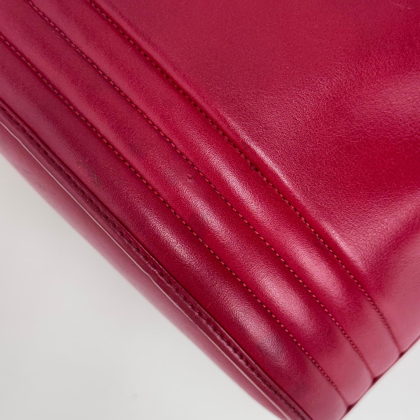 Yves Saint Laurent Borsa Secchiello Vintage in Pelle Rossa con Medaglione Dorato