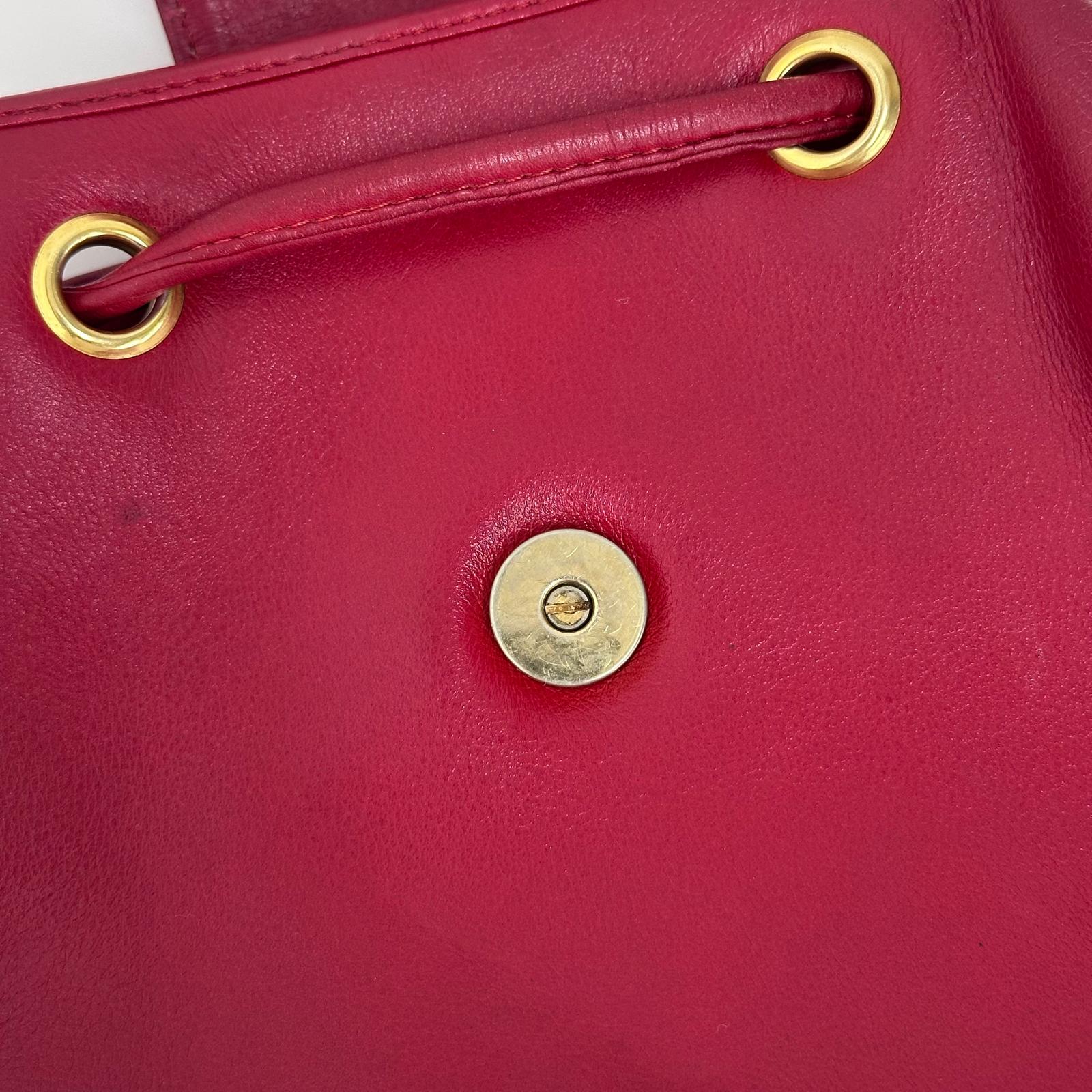 Yves Saint Laurent Borsa Secchiello Vintage in Pelle Rossa con Medaglione Dorato