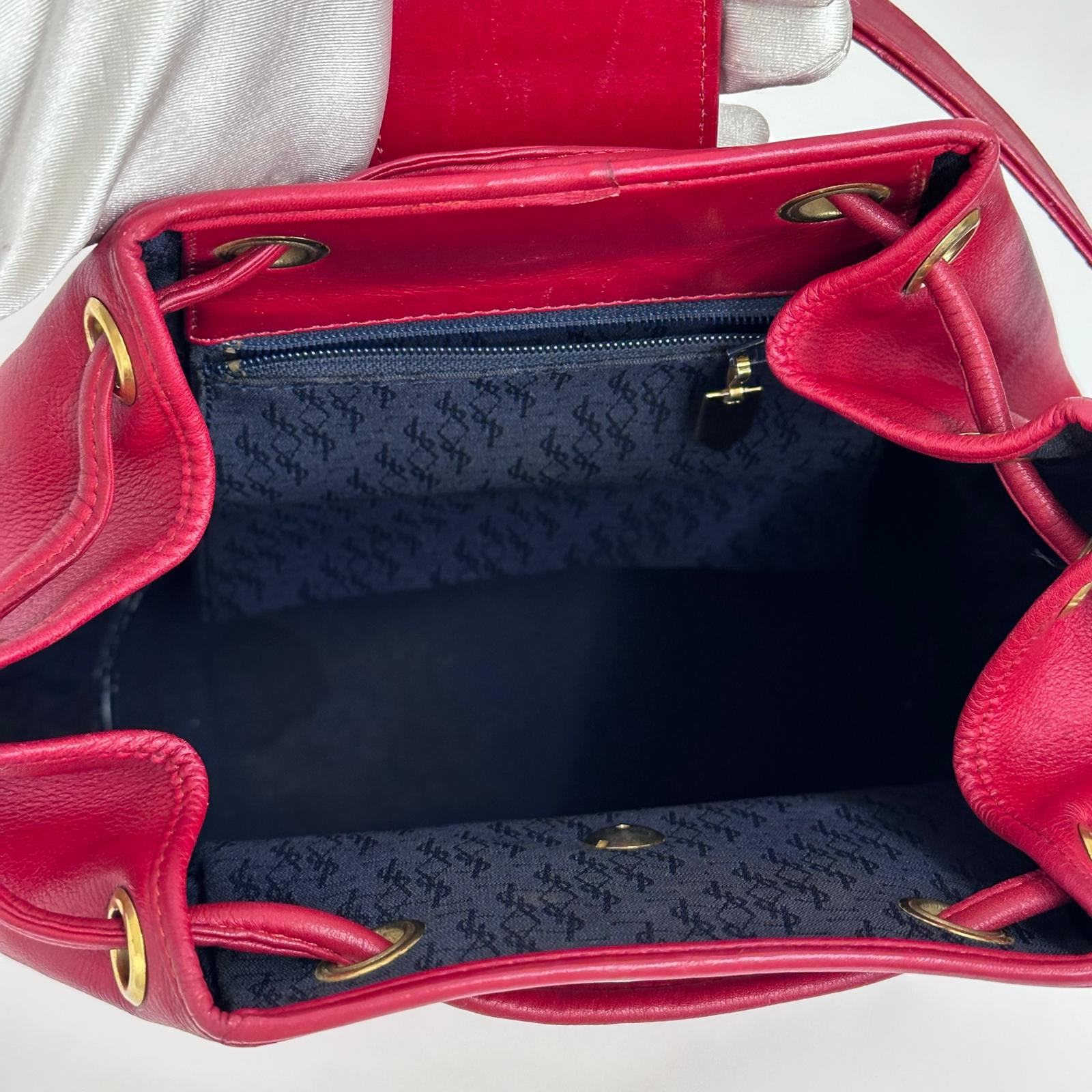 Yves Saint Laurent Borsa Secchiello Vintage in Pelle Rossa con Medaglione Dorato