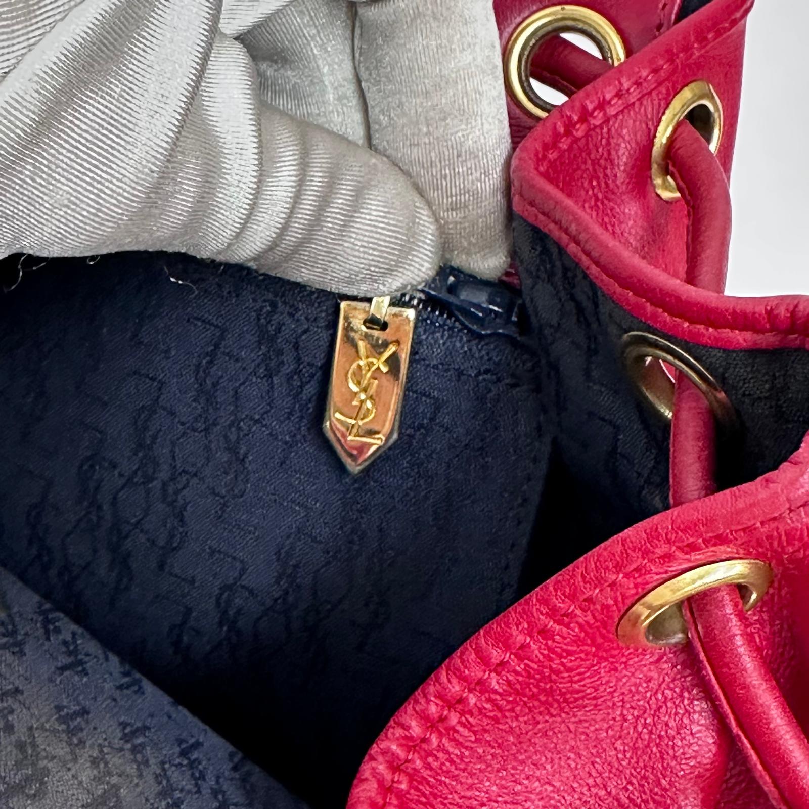 Yves Saint Laurent Borsa Secchiello Vintage in Pelle Rossa con Medaglione Dorato