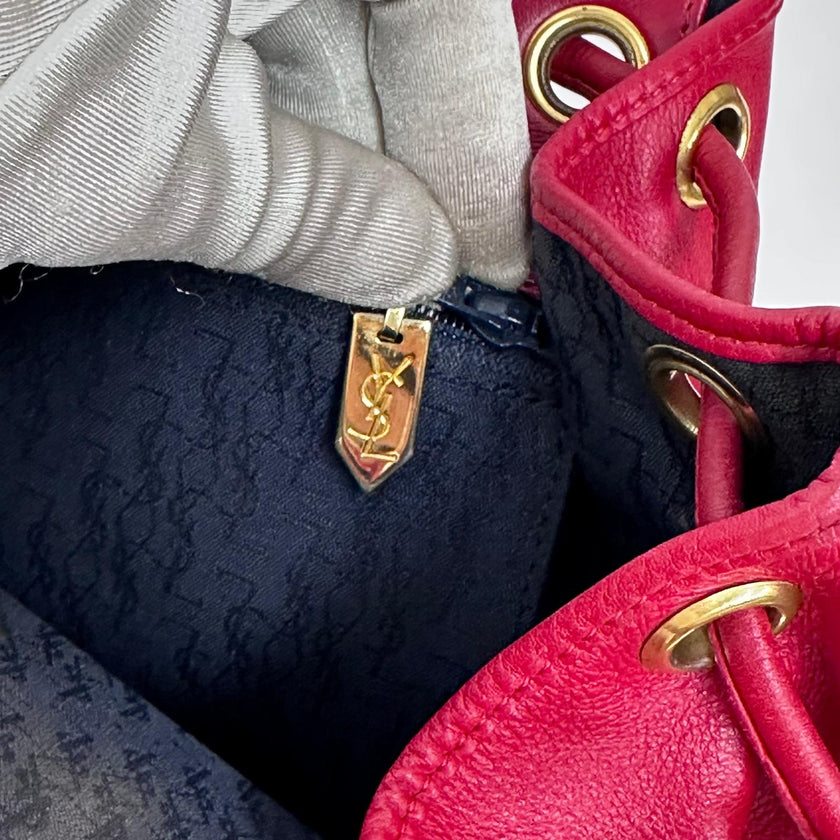 Yves Saint Laurent Borsa Secchiello Vintage in Pelle Rossa con Medaglione Dorato
