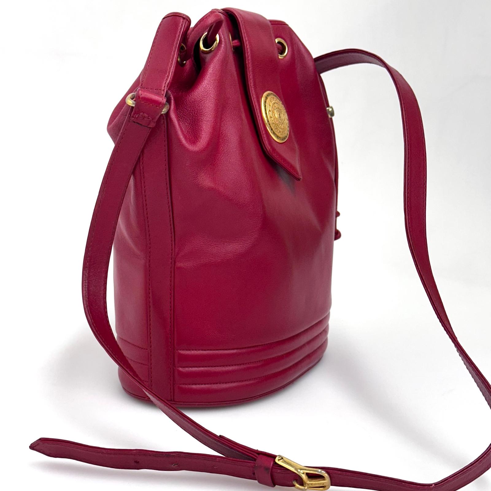 Yves Saint Laurent Borsa Secchiello Vintage in Pelle Rossa con Medaglione Dorato