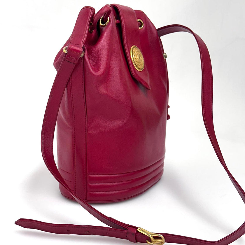 Yves Saint Laurent Borsa Secchiello Vintage in Pelle Rossa con Medaglione Dorato