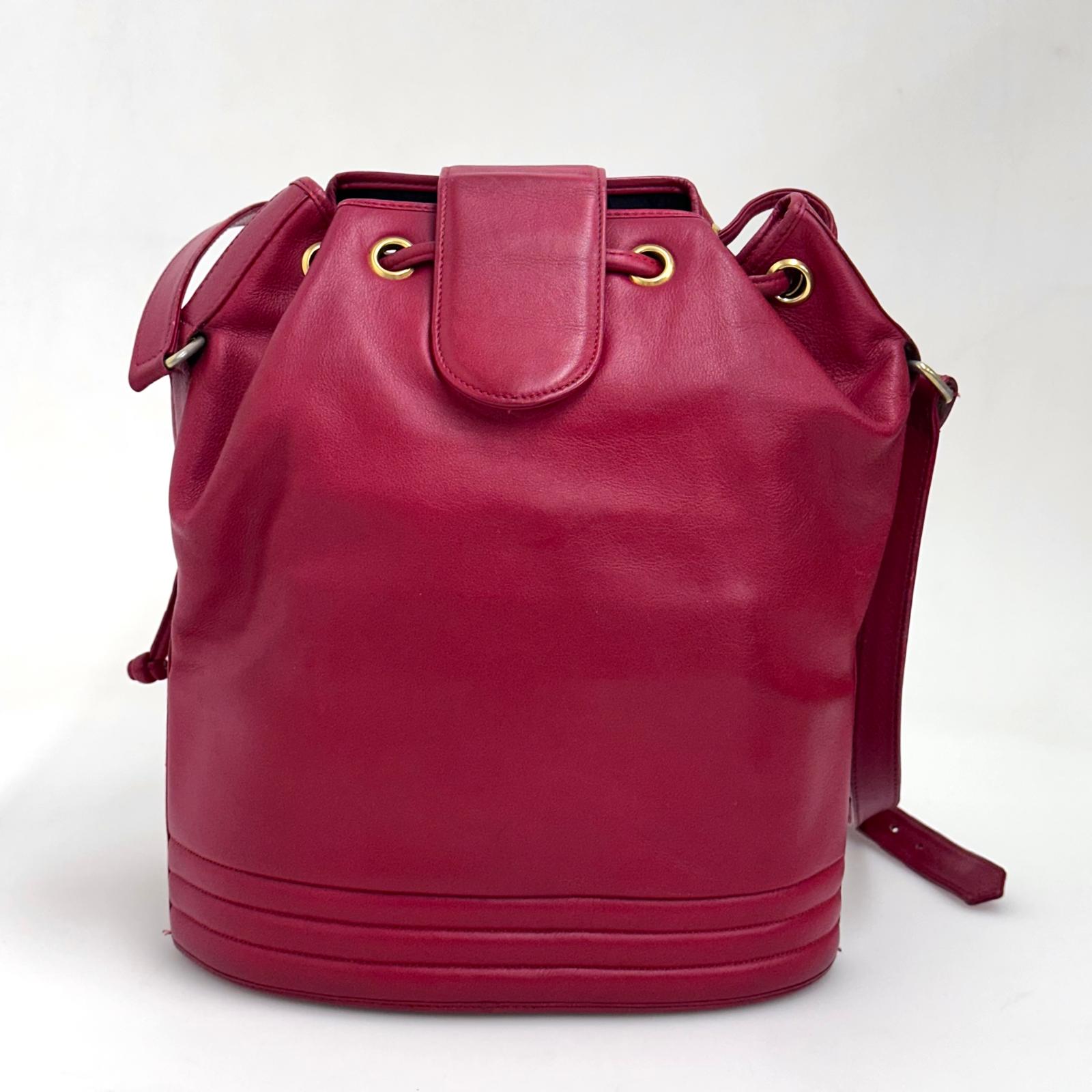 Yves Saint Laurent Borsa Secchiello Vintage in Pelle Rossa con Medaglione Dorato