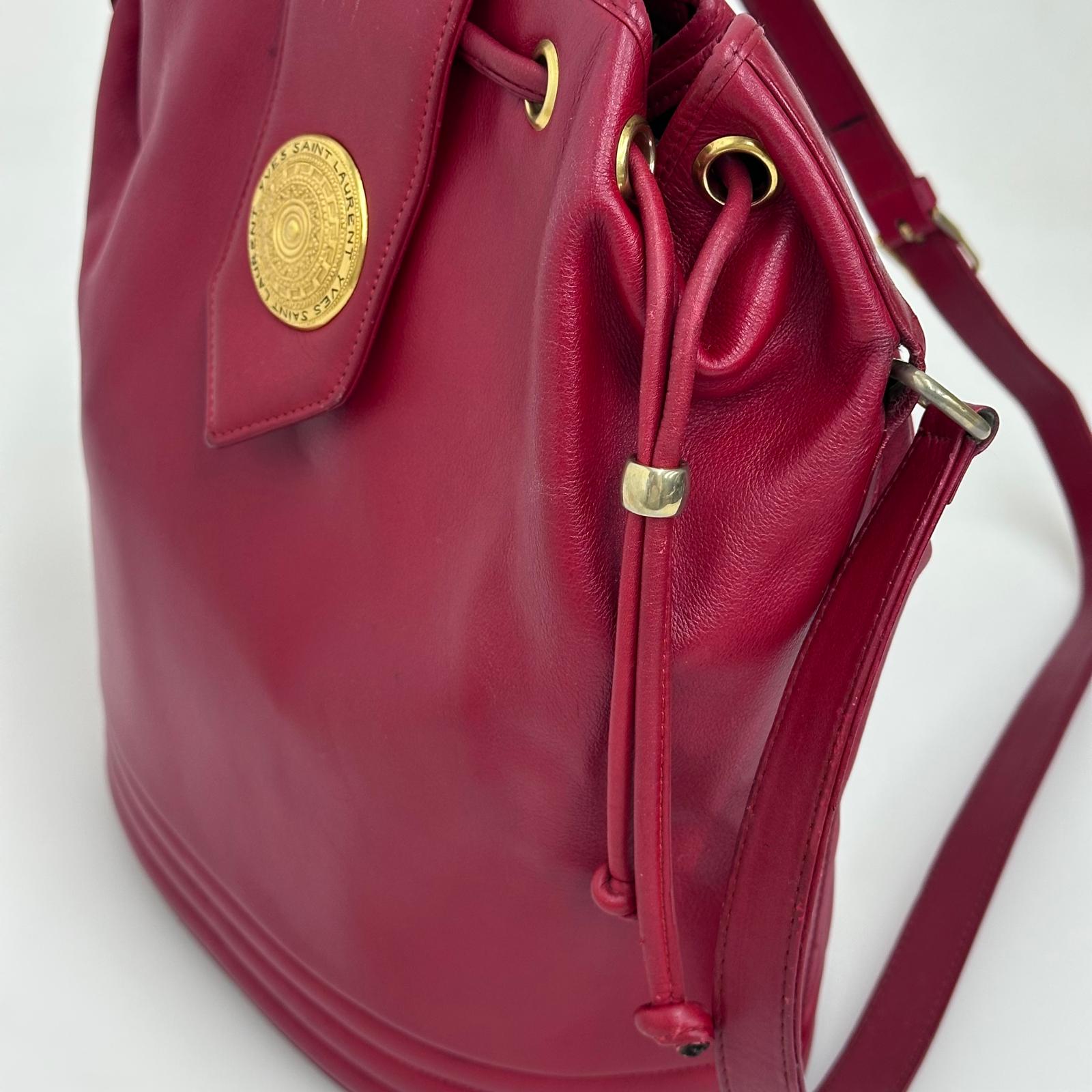 Yves Saint Laurent Borsa Secchiello Vintage in Pelle Rossa con Medaglione Dorato
