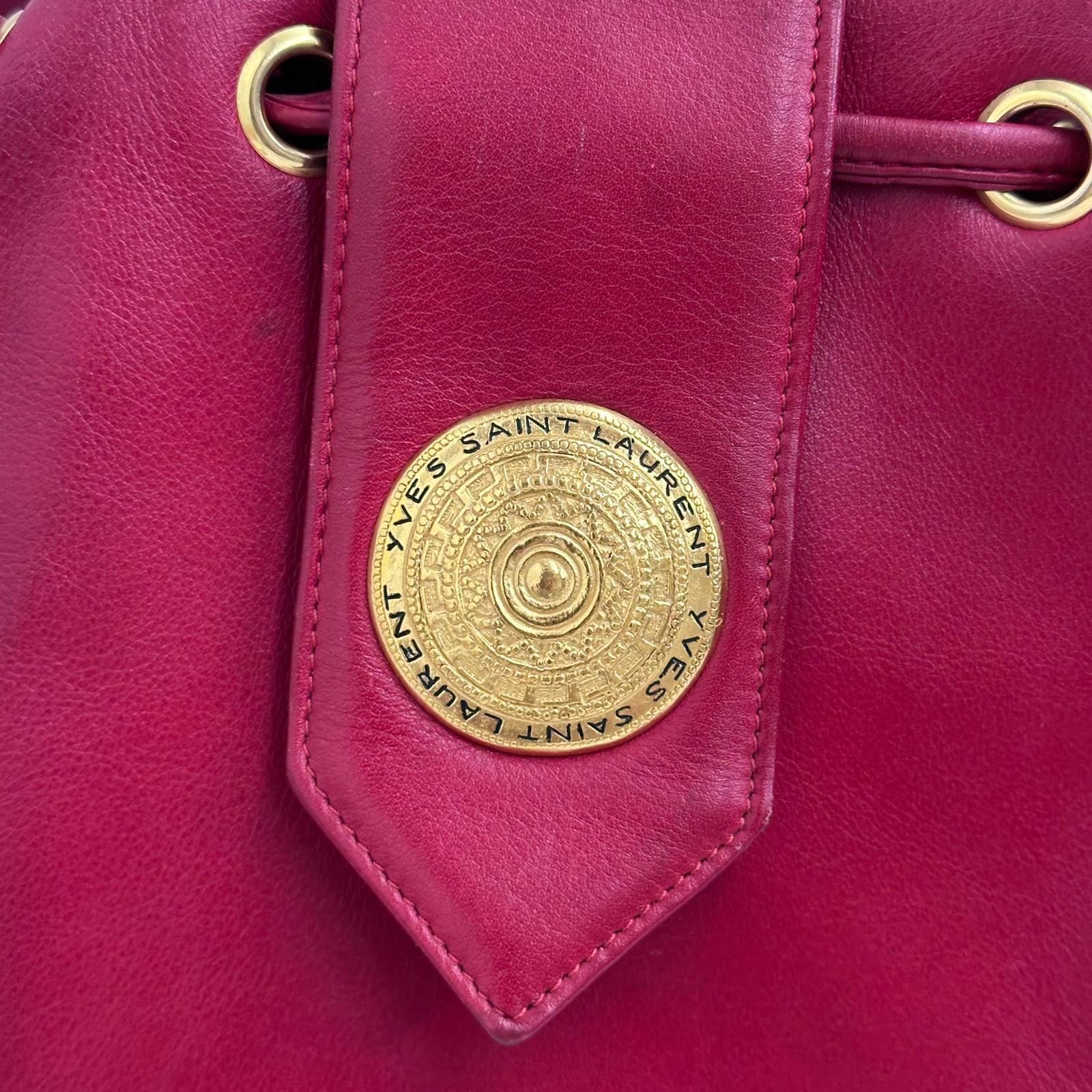 Yves Saint Laurent Borsa Secchiello Vintage in Pelle Rossa con Medaglione Dorato