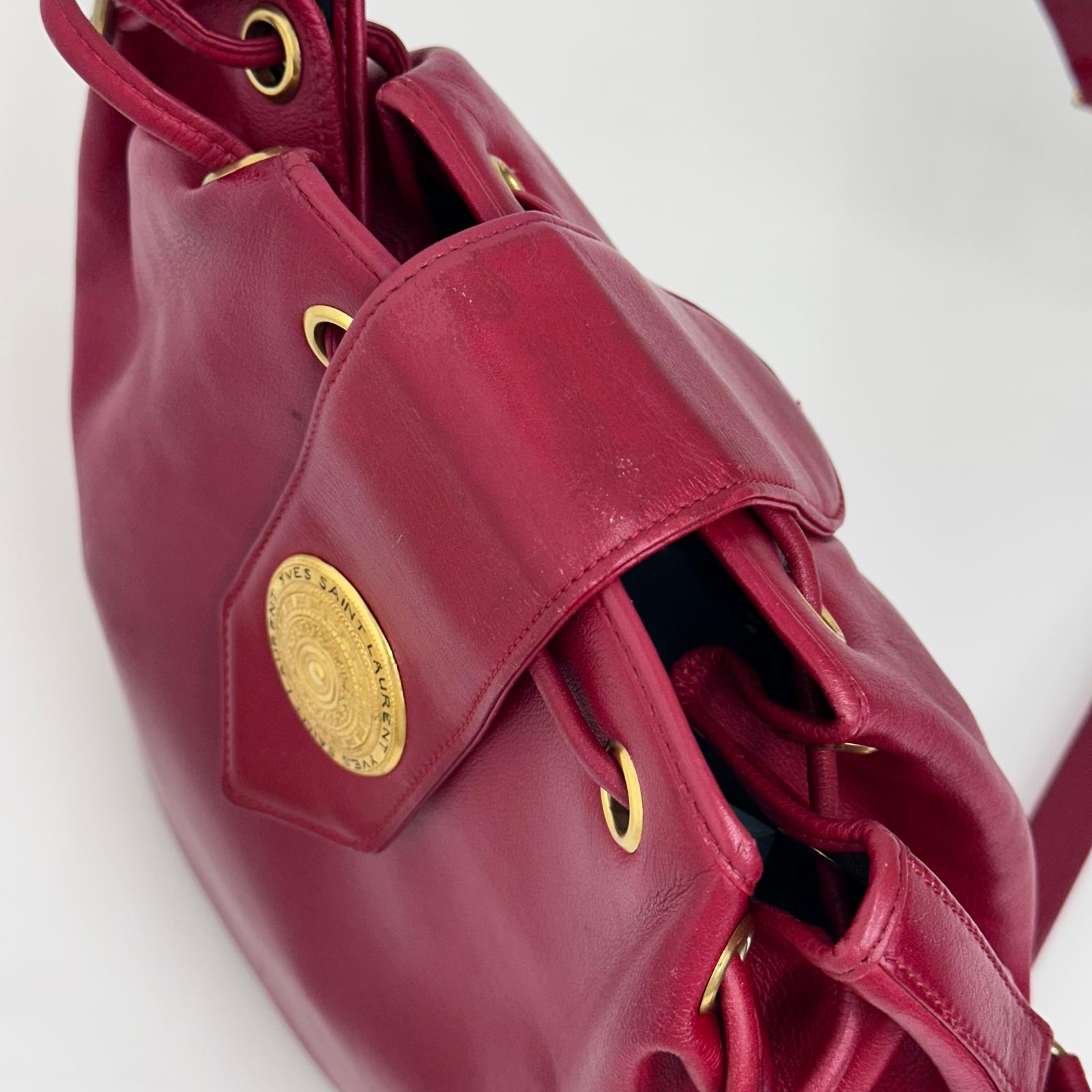 Yves Saint Laurent Borsa Secchiello Vintage in Pelle Rossa con Medaglione Dorato