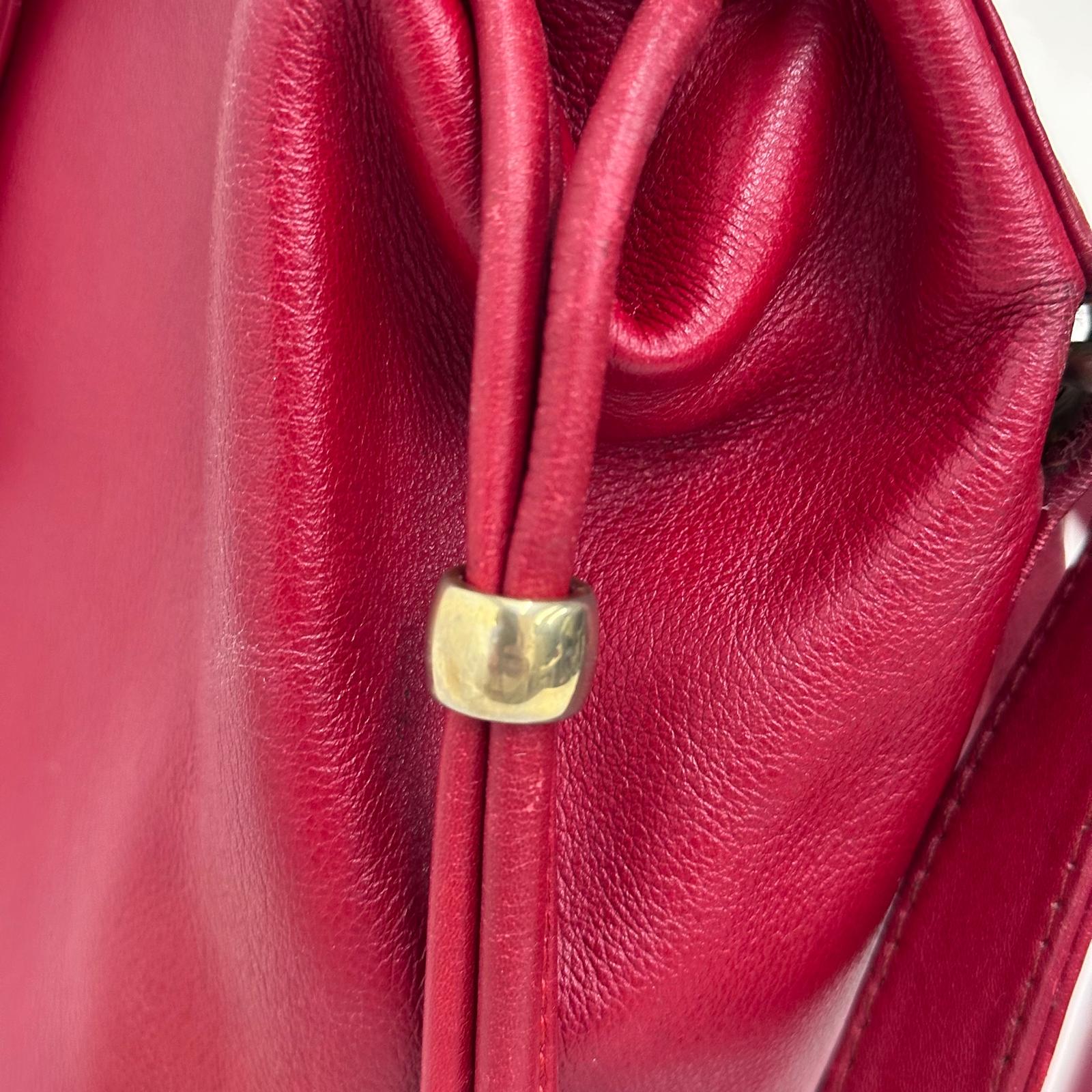 Yves Saint Laurent Borsa Secchiello Vintage in Pelle Rossa con Medaglione Dorato